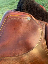 Load image into Gallery viewer, Pessoa 18” Brown Jump Saddle