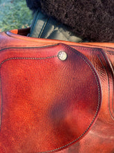 Load image into Gallery viewer, CWD Classic 17” Brown Jump Saddle