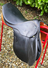 Load image into Gallery viewer, Stubben Siegfried 17.5” Black Jump Saddle