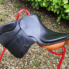 Load image into Gallery viewer, Stubben Siegfried 17.5” Black Jump Saddle