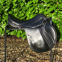 Load image into Gallery viewer, Stubben Scandica 17” Black Jump Saddle